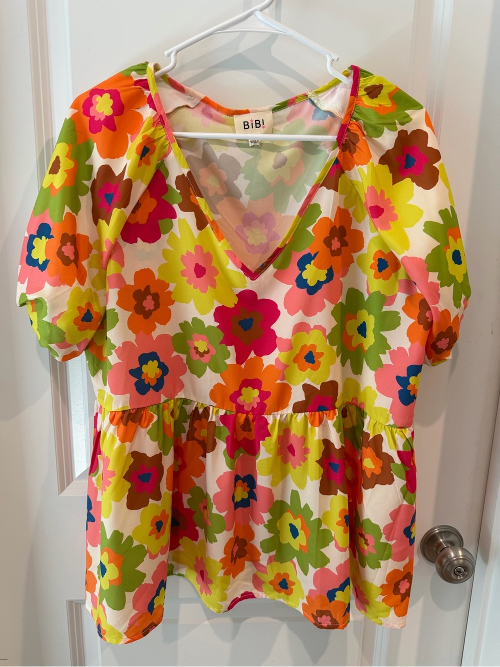 BiBi Bright Floral V-Neck Top Size Large